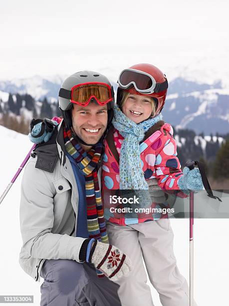 Photo libre de droit de Jeune Père Et Fille Sur Vacances De Ski banque d'images et plus d'images libres de droit de 6-7 ans - 6-7 ans, Adulte, Beauté