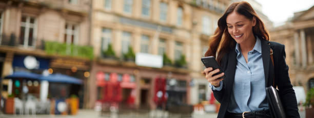 vernetzter stadtarbeiter - business mobile phone telephone women stock-fotos und bilder