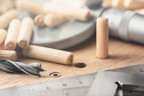 broca hacer agujero para espiga en tablero de roble de madera - wall anchor fotografías e imágenes de stock