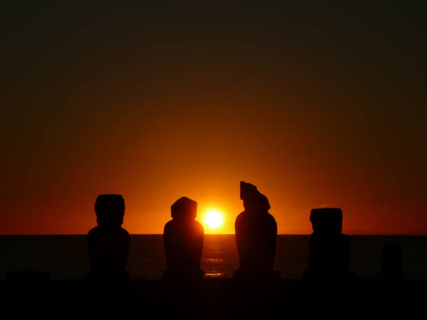 posąg moai i jasnoczerwony zachód słońca nad horyzontem morskim na wyspie wielkanocnej w chile - beach indigenous culture day sunlight zdjęcia i obrazy z banku zdjęć