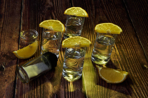 4 bicchieri di tequila - tequila shot tequila salt lemon foto e immagini stock