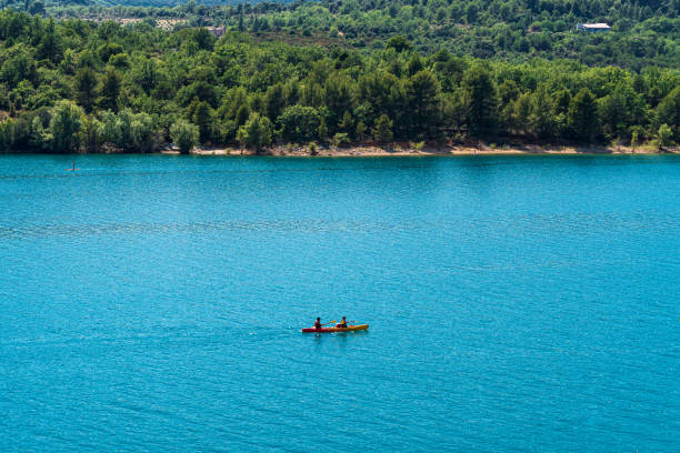 ヴェルドンのウォータースポーツ - verdon river france beach people ストックフォトと画像