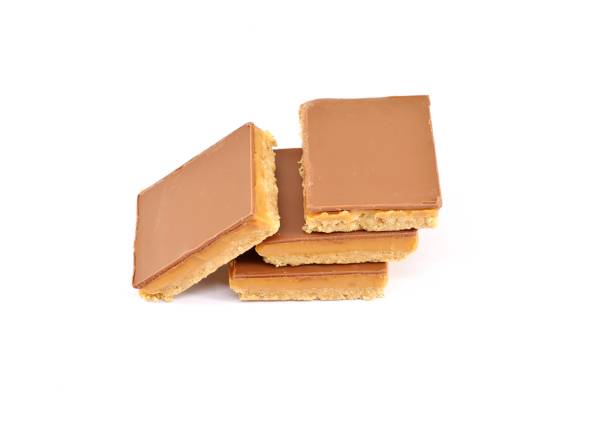 karmelowe ciastka lub shortbread, na białym tle. - shortbread caramel chocolate candy biscuit zdjęcia i obrazy z banku zdjęć
