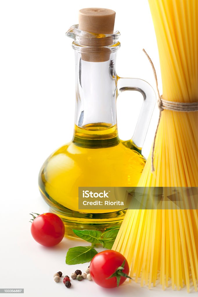 Materias primas spaghetti - Foto de stock de Aceite de oliva libre de derechos