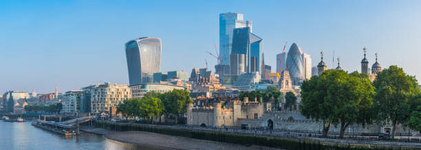 gratte-ciel et tours de la ville de londres surplombant le panorama de la tamise - london england sunlight morning tower bridge photos et images de collection