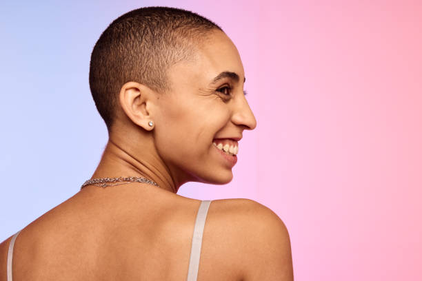 smiling woman with shaved head - kaal geschoren hoofd stockfoto's en -beelden