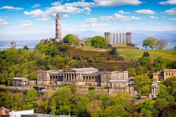 veduta aerea di calton hill, edimburgo, scozia, regno unito - carlton hill foto e immagini stock