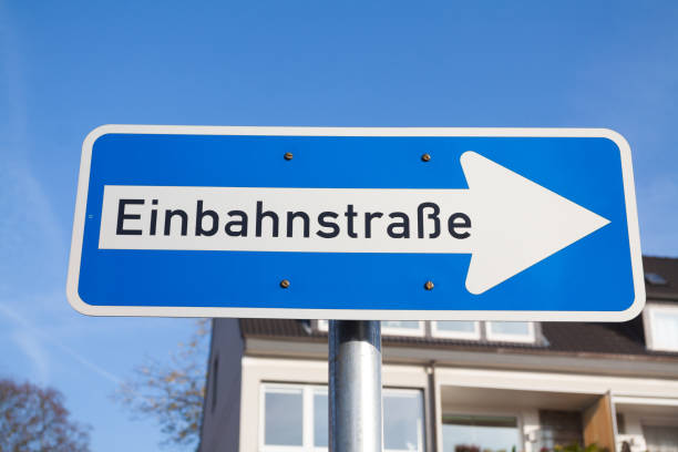 placa de uma via einbahnstrasse - one way road sign sign blank - fotografias e filmes do acervo