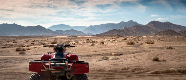 safari dans le désert sur un quad à charm el-cheikh, en égypte. - off road vehicle quadbike desert dirt road photos et images de collection