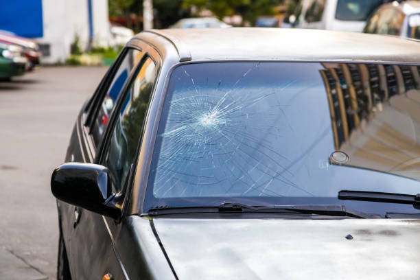 broken windshield of a car - shattered glass broken window damaged imagens e fotografias de stock