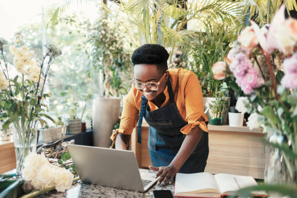 istock Checking if any new orders came in 1333589554