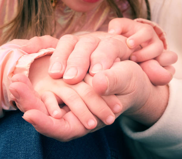 nonna e nipote che si tengono per mano insieme. concetto di supporto, amore e unione delle persone - multi generation family adoption family human hand foto e immagini stock