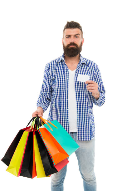Cyber Monday is the biggest shopping day. Shopper holding paper bags and card on Cyber Monday. Hipster paying with credit card on Cyber Monday. Bearded man shopping online on Cyber Monday, copy space. el cyber monday es el día de compras más grande. comprador con bolsas de papel y tarjetas en el cyber monday. hipster pagando con tarjeta de crédito en el cyber monday. hombre barbudo comprando en línea en el cyber monday, espacio de copia