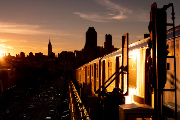 метро поезд закат - sunnyside стоковые фото и изображения