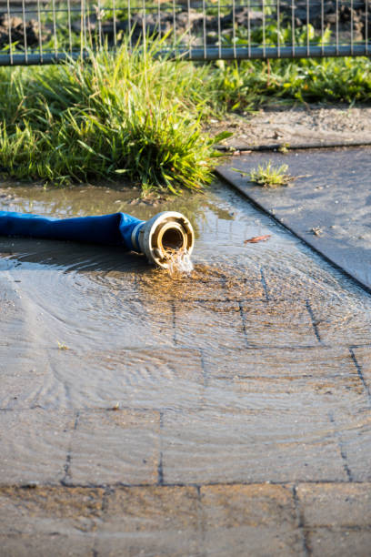 istock Water stroomt uit een blauwe brandslang 1333619092
