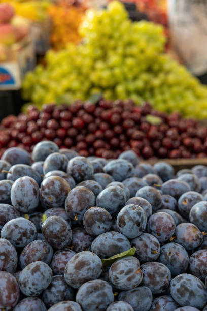 owoce na śliwkach stołowych wiśnie winogrona - beach table peach fruit zdjęcia i obrazy z banku zdjęć