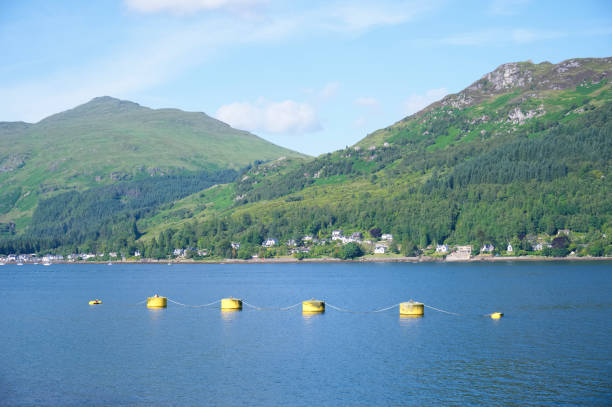 loch goil view of yellow buoys at lochgoilhead - loch rowboat lake landscape imagens e fotografias de stock