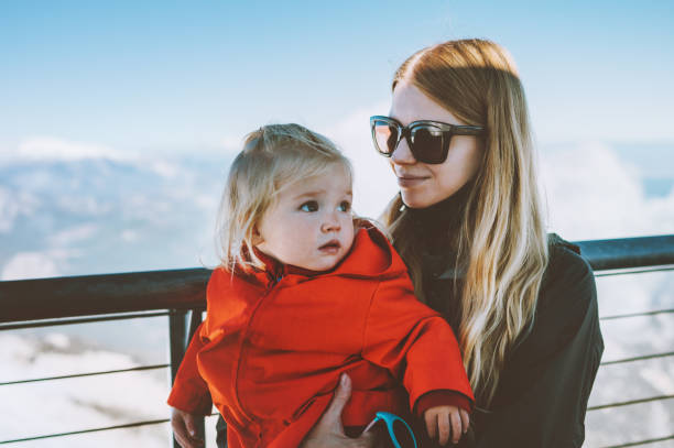 mère avec enfant fille voyageant ensemble famille vacances d’hiver maman avec bébé dans les montagnes mode de vie sain actif en plein air - portrait babies and children people nature photos et images de collection