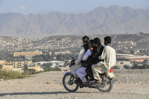 카불 의 언덕에 오토바이에 네 남자 - kabul 뉴스 사진 이미지