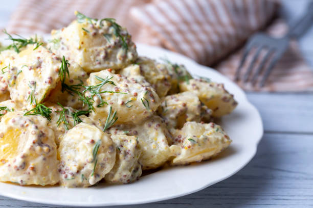 sałatka ziemniaczana z nasionami musztardy i majonezem - salad prepared potato potato salad food zdjęcia i obrazy z banku zdjęć
