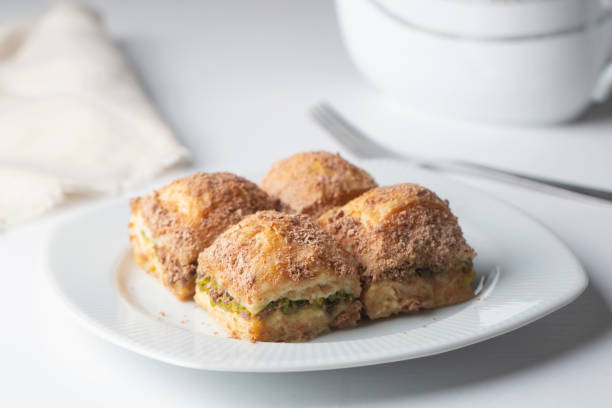 tradizionale turco nuovo dessert dolce dolce lattina fredda baklava con pistacchio (nome turco; soguk baklava) - baklawa foto e immagini stock