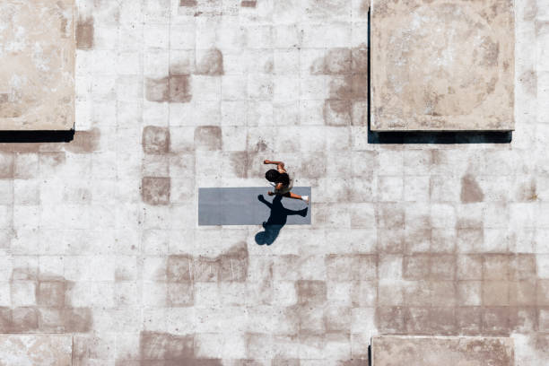 istock Street Workout: African American Woman Working Out On The Rooftop 1333638076