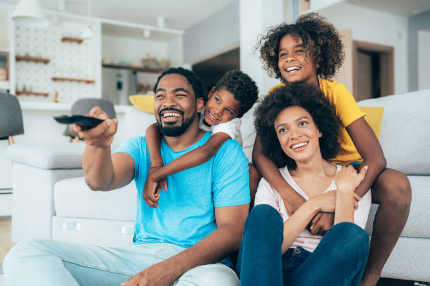 famiglia che guarda la televisione - guardare la tv foto e immagini stock