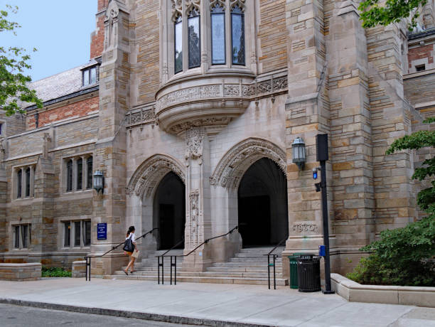 construção de estilo gótico que abriga a biblioteca de direito na universidade de yale - law school - fotografias e filmes do acervo