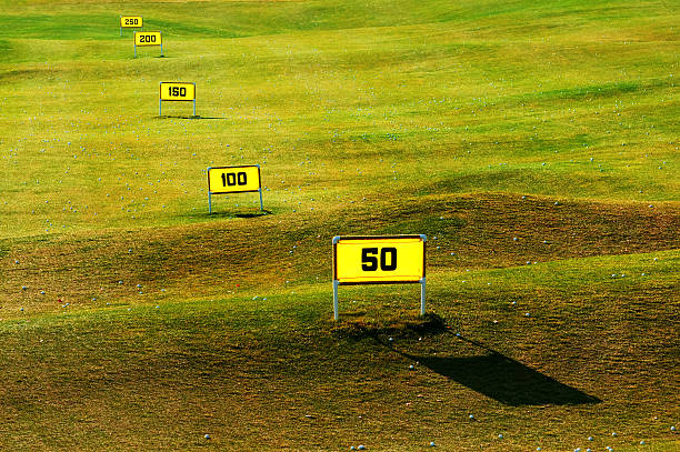 driving range auf dem golfplatz - distance measurer stock-fotos und bilder