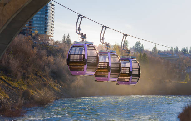 góndola del parque frente al río spokane - spokane fotografías e imágenes de stock