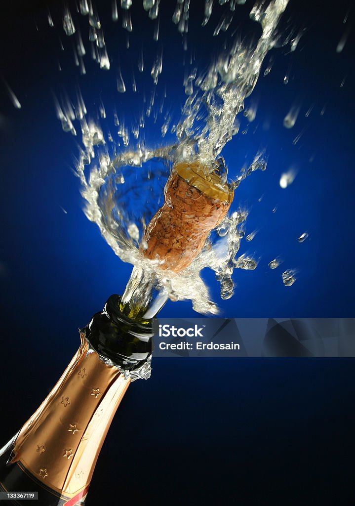 Bottiglia di Champagne pronte per festeggiamenti - Foto stock royalty-free di Esplodere