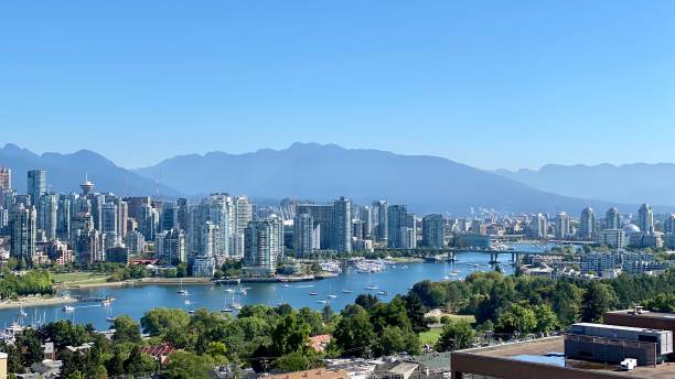 ванкувер городской пейзаж вид на город канада горы море лето солнце - false creek стоковые фото и изображения