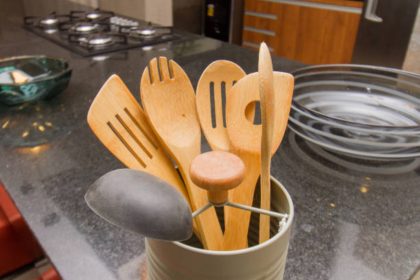 talheres de madeira em um balcão de cozinha bonito - wooden spoon built structure domestic room domestic kitchen - fotografias e filmes do acervo