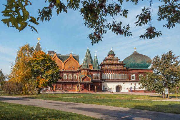 palácio de madeira do czar alexei mikhailovich no parque kolomenskoye no outono. moscovo. rússia - kolomenskoye - fotografias e filmes do acervo