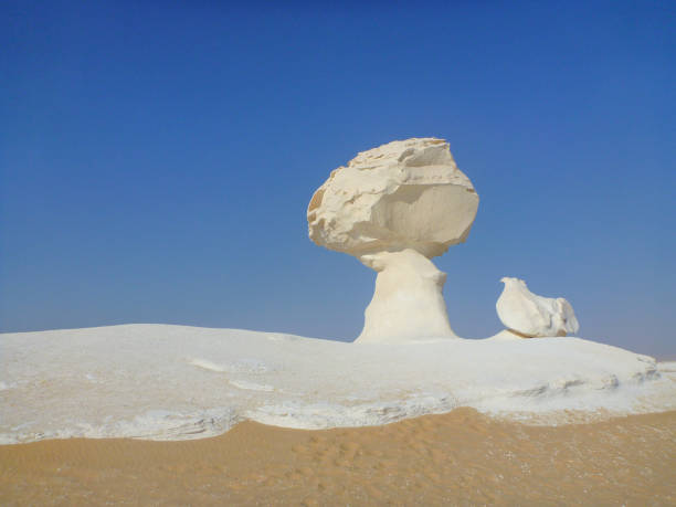 pilzförmige felsformationen in der weißen wüste der oase farafra, ägypten - white desert stock-fotos und bilder