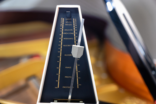 Metrónomo con péndulo para mantener el ritmo y el tempo para piano, música clásica, músicos photo