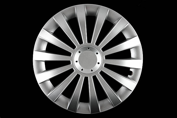 tapacubos aislado - hubcap chrome wheel car fotografías e imágenes de stock