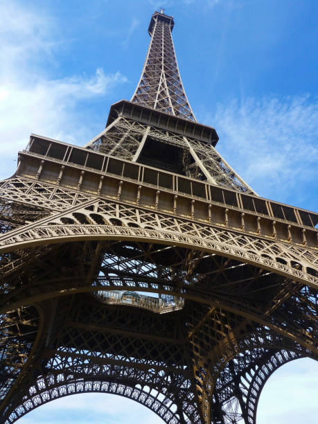 repère tour eiffel et ciel bleu à angle bas à paris, france - clear sky low angle view eiffel tower paris france photos et images de collection