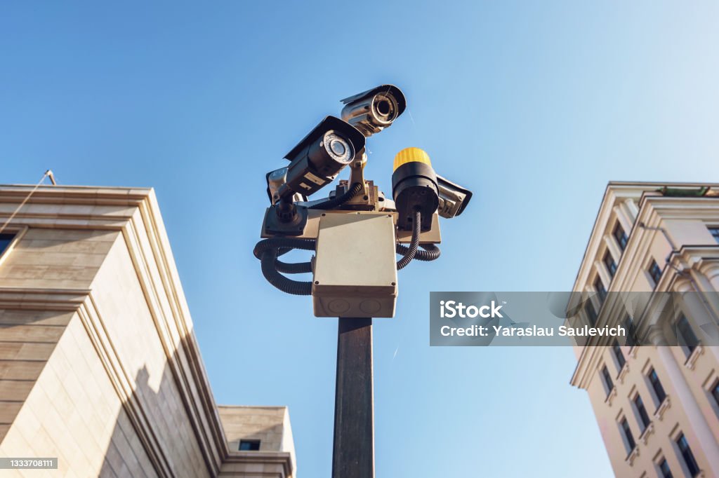 Cámaras de CCTV en el lugar público para monitorear observar y registrar evidencias de incidentes - Foto de stock de Cámara cinematográfica libre de derechos