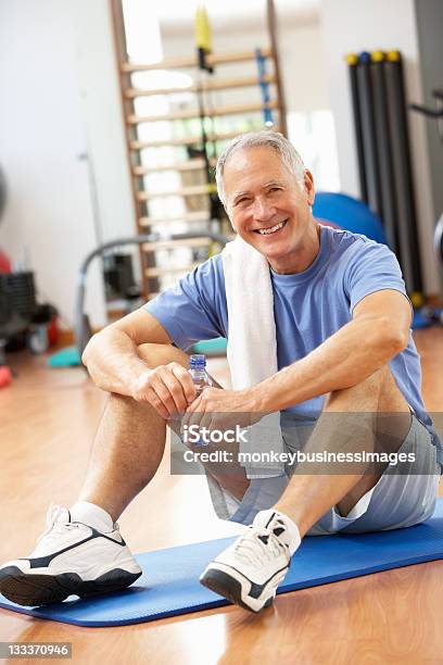 Mann Ruhen Nach Dem Training Im Fitnessraum Stockfoto und mehr Bilder von Alter Erwachsener - Alter Erwachsener, Trainingsraum - Freizeiteinrichtung, Fitnesstraining