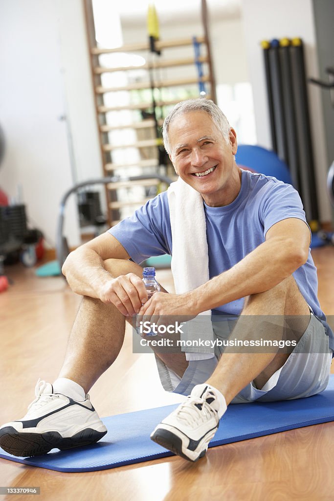 Мужчина отдыхать после упражнений в тренажерном зале - Стоковые фото Пожилой возраст роялти-фри