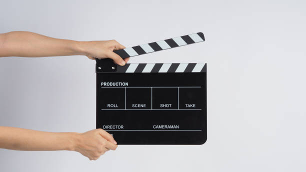 le mani tengono il clapperboard nero o l'ardesia del film. utilizza nella produzione video, film, industria cinematografica su sfondo bianco. - tv producer foto e immagini stock