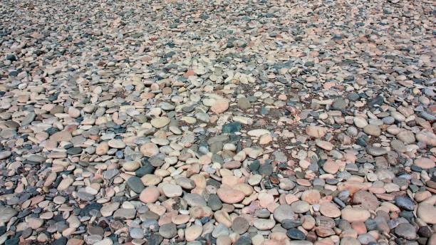 pedras na praia como fundo. textura de pedra de praia. pano de fundo de pedras do mar natural abstrato - roof tile nature stack pattern - fotografias e filmes do acervo