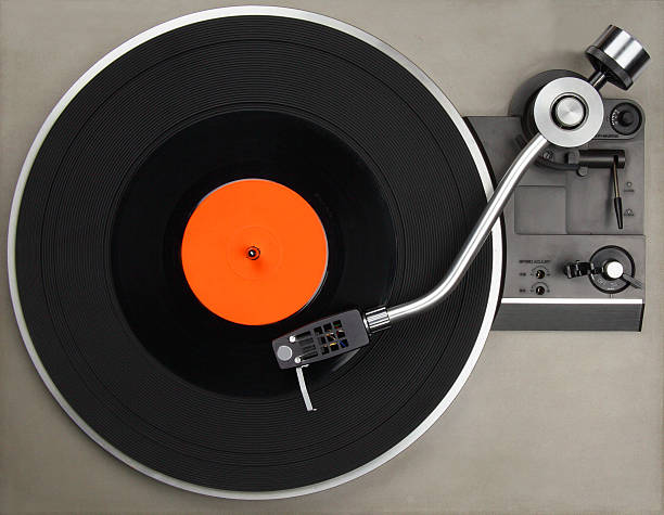 record player con vinilo - orange white audio fotografías e imágenes de stock