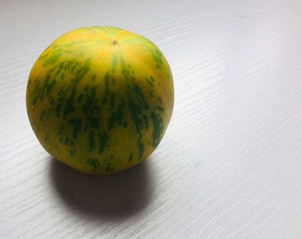 黄色いシマウマのトマト - heirloom tomato zebra tomato tomato organic ストックフォトと画像