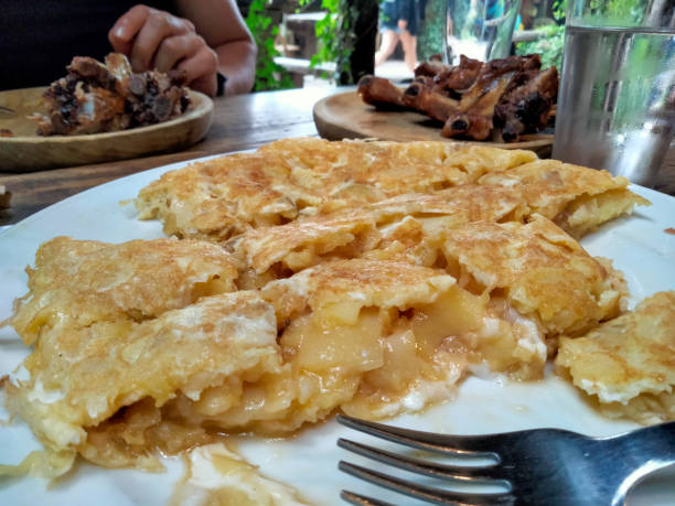 spanisches omelett und churrasco - spanisches omelett stock-fotos und bilder