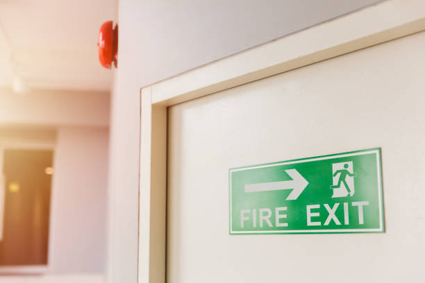 porta di uscita antincendio di emergenza con campanello d'allarme in condominio e edificio commerciale. - fire exit sign foto e immagini stock