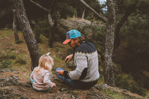 rodzina ojciec i córka dziecko spacerujące w lesie podróże kemping na świeżym powietrzu aktywny tryb życia letnie wakacje - family walking child toddler zdjęcia i obrazy z banku zdjęć