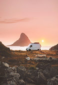 van-auto-camper-bei-sonnenuntergang-ozean-strand-road-trip-in-norwegen-wohnwagen-wohnmobil.jpg?b=1&s=170x170&k=20&c=ss4OIaAN1xNaCsyEZEPNVLc3_q6eYjreLyq0LC00u-c=