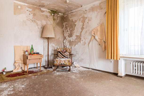 zimmer in einem heruntergekommenen hotel mit einem stuhl neben einem schrank mit unordnung - house abandoned run down broken stock-fotos und bilder